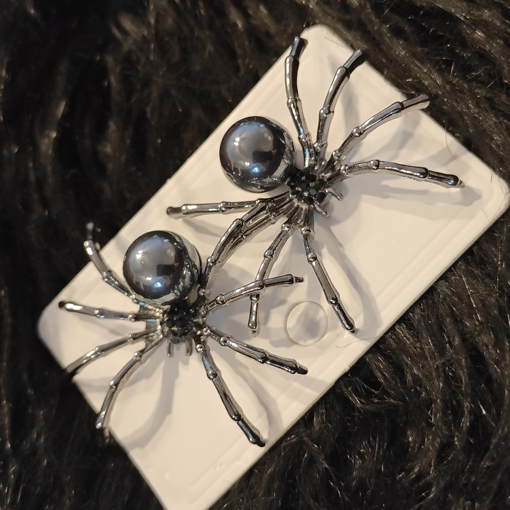 NWOT Spider earrings